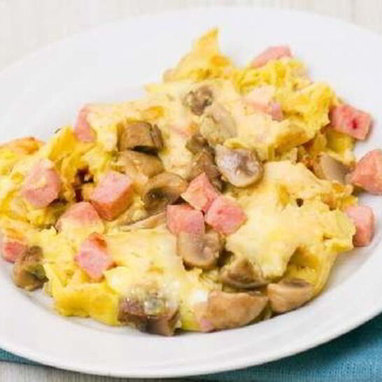 Рецепт сытный омлет с грибами и ветчиной