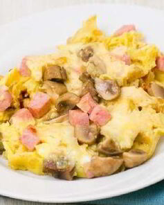 Сытный омлет с грибами и ветчиной