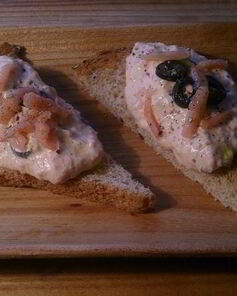 Паштет из слабосоленой семги с томатами и маслинами