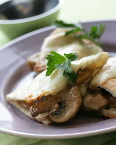 Пита, запеченная с грибами, в сливочном соусе