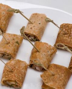 Роллы из гречневых блинов с креветками