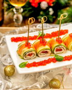 Роллы из огурца с креветками, сливочным сыром и лососем