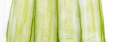 роллы из огурца с креветками, сливочным сыром и лососем. Шаг 3