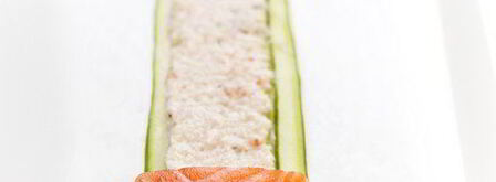 роллы из огурца с креветками, сливочным сыром и лососем. Шаг 7