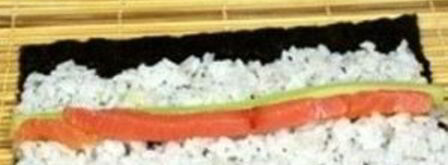 роллы с авокадо, лососем и огурцом. Шаг 4