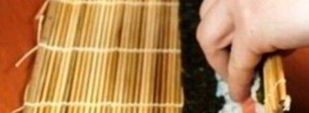 роллы с авокадо, лососем и огурцом. Шаг 5