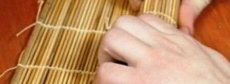 роллы с авокадо, лососем и огурцом. Шаг 6