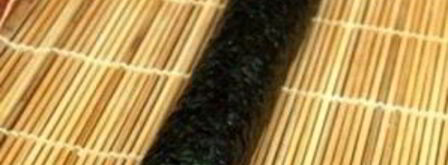 роллы с авокадо, лососем и огурцом. Шаг 7