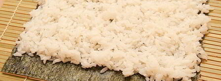 роллы с креветками, чукой и лососем. Шаг 2