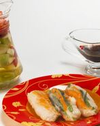 Роллы с креветками и сангрия