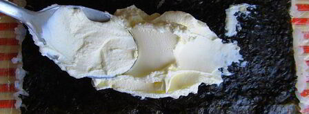 роллы с лососем и сыром филадельфия. Шаг 5