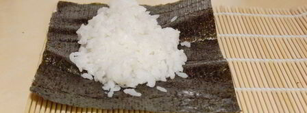 роллы с семгой и авокадо. Шаг 6