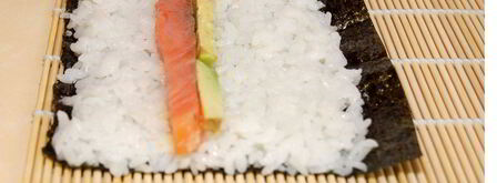 роллы с семгой и авокадо. Шаг 8