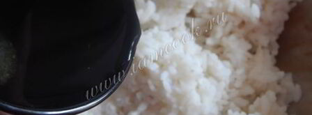 роллы с семгой и огурцом. Шаг 3