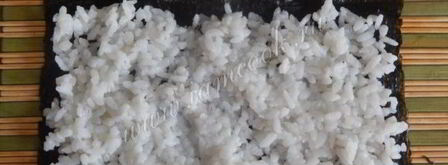 роллы с семгой и огурцом. Шаг 6