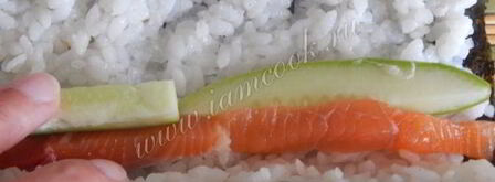 роллы с семгой и огурцом. Шаг 8