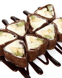 Шоколадные роллы с яблоками и апельсинами