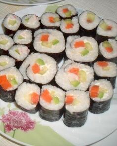 Суши роллы ассорти с авакадо крабовыми палочками и семгой