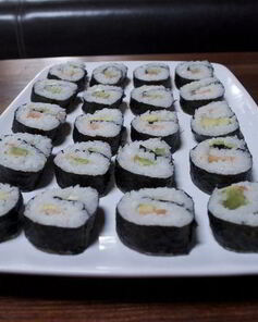 Суши роллы с красной рыбкой