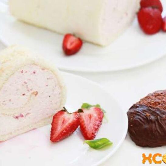 Рецепт бисквитный рулет с клубникой