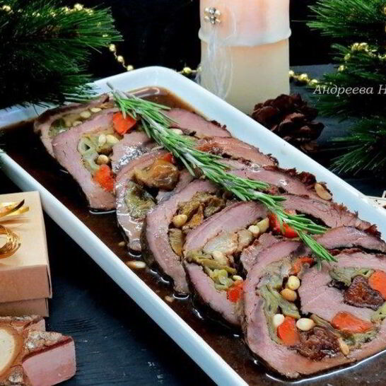 Рецепт говяжий рулет в винном соусе