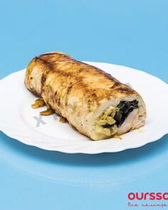 Куриный рулет с грибами и маслинами