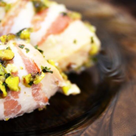 Рецепт куриные рулетики с беконом и фисташками