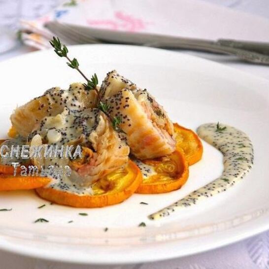 Рецепт морской рулет с сыром джюгас под маковым соусом на подушке из цукини