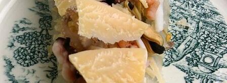 морской рулет с сыром джюгас под маковым соусом на подушке из цукини. Шаг 3