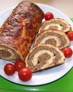 Мясной рулет с говядиной в духовке
