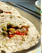 Паровой рулет с овощным соусом