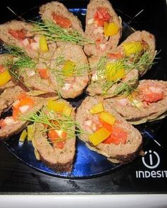 Рулет из фарша с помидорами