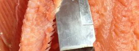 рулет из горбуши, фаршированный омлетом, грибами и луком. Шаг 3