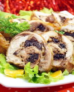 Рулет из курицы с черносливом