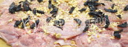 рулет из курицы с черносливом. Шаг 8