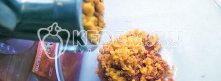 рулет из курицы с овощами и яйцами. Шаг 3