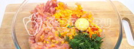 рулет из курицы с овощами и яйцами. Шаг 6