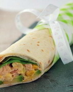 Рулет из лаваша с тунцом и кукурузой