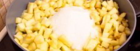 рулет из слоеного теста с яблоками и орехами. Шаг 4