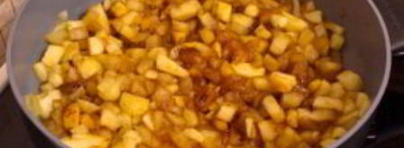 рулет из слоеного теста с яблоками и орехами. Шаг 6