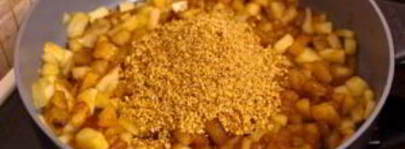 рулет из слоеного теста с яблоками и орехами. Шаг 7