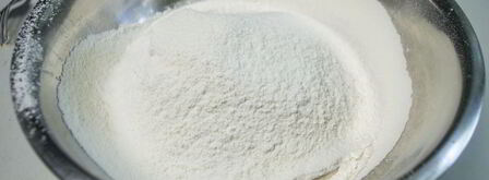 рулет из теста с колбасой и сыром. Шаг 2