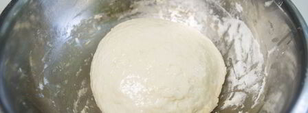 рулет из теста с колбасой и сыром. Шаг 4