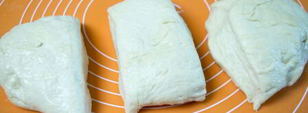 рулет из теста с колбасой и сыром. Шаг 5