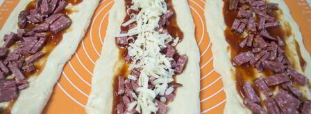 рулет из теста с колбасой и сыром. Шаг 6