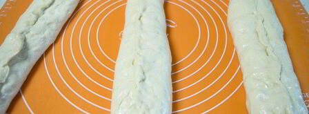 рулет из теста с колбасой и сыром. Шаг 7