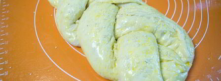 рулет из теста с колбасой и сыром. Шаг 8