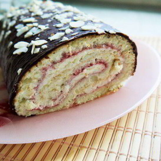 Рецепт рулет ягодный со сливками в шоколаде