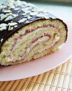 Рулет ягодный со сливками в шоколаде