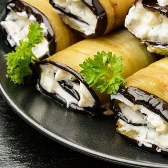 Рецепт рулетики из баклажанов с творогом и чесноком